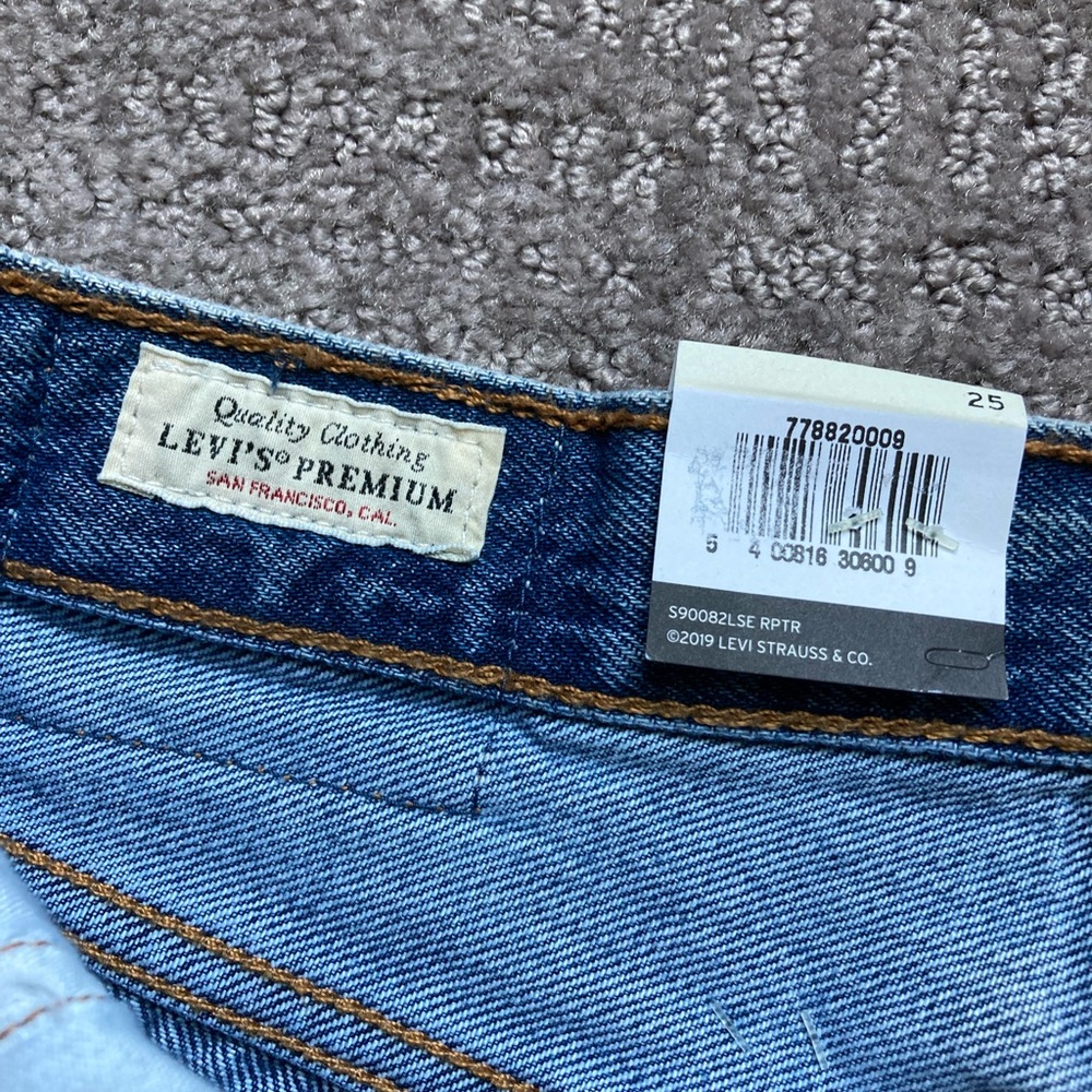 NWT! Levi's High Rise Iconic Deconstructed Skirt Mid Wash Distressed - Picture 7 of 12